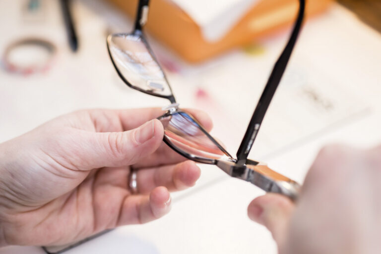 Mann assembling frame and lens of new spectacle optical glasses